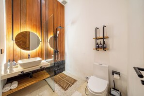 Luxury Villa, Pool View | Bathroom | Bathrobes, slippers, bidet - Berapi Villa Ubud  (Ubud)