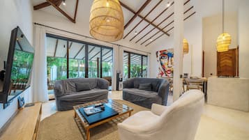 Villa Luxury, vista piscina | Area soggiorno | Smart TV 50 pollici con canali digitali