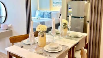 Estudio Confort, balcón, vista a la ciudad | Cocineta privada | Refrigerador, microondas, parrilla de estufa y tetera eléctrica