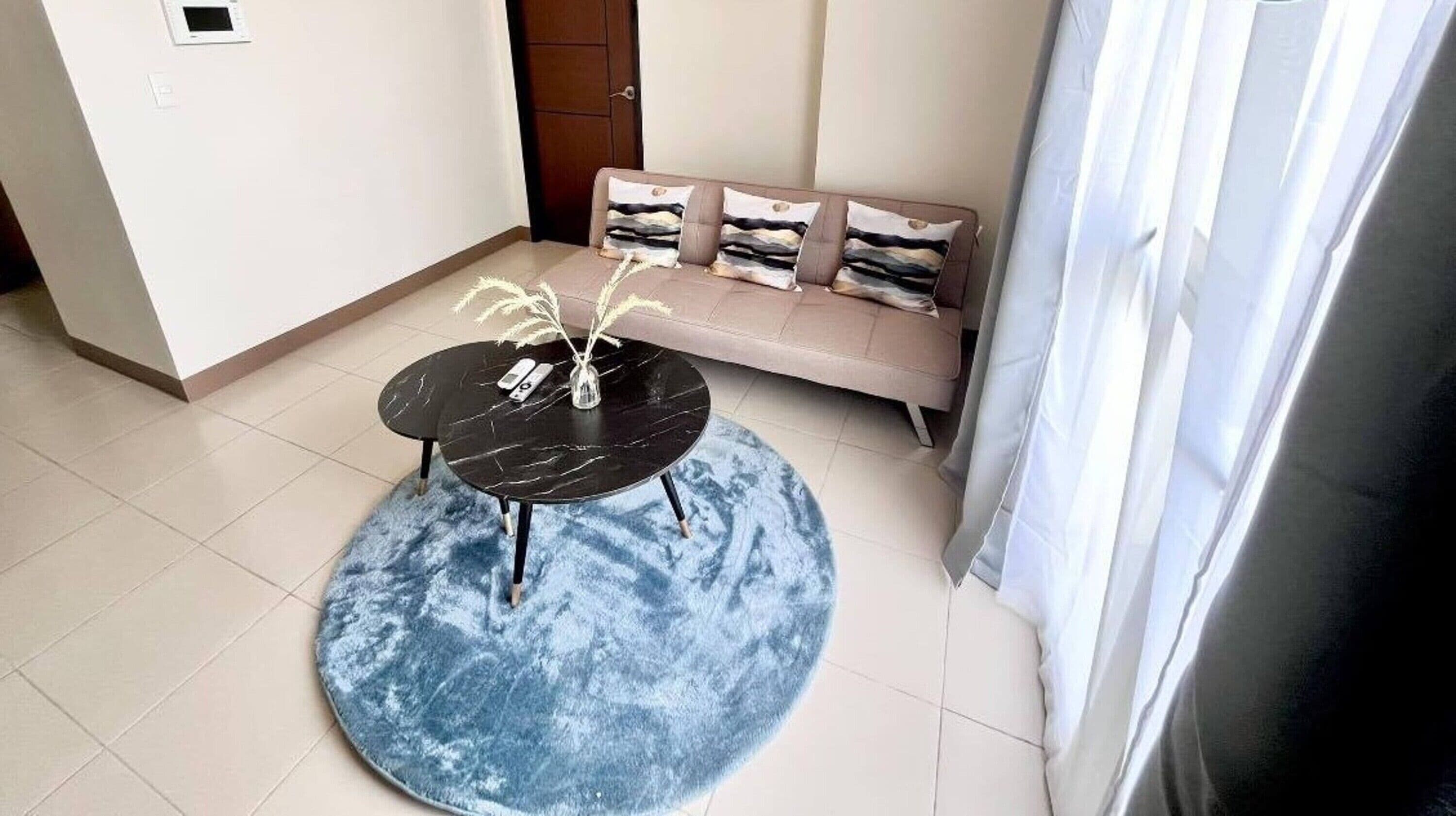 Condo família, 1 quarto, sacada, vista para a cidade | Sala de estar | Smart TV 32 polegadas com canais digitais