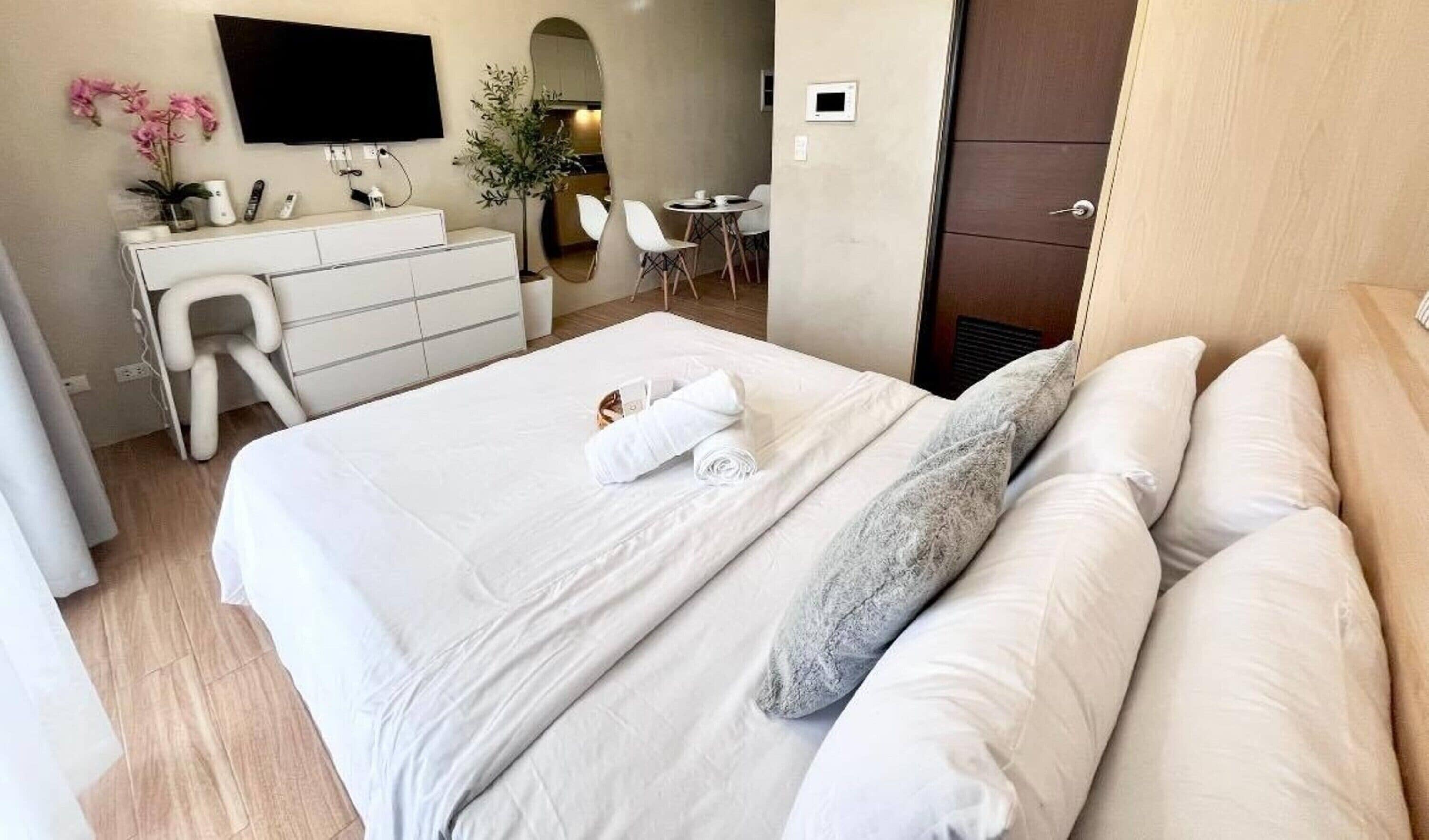 Standard Studio, Balcony, City View | Living area | 32-inch Smart TV with digital channels