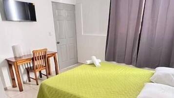 Tabla de planchar con plancha, wifi y ropa de cama