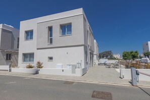 Ein modernes, zweistöckiges Gebäude mit flacher Fassade, großen Fenstern und einem verschlossenen Eingang.
