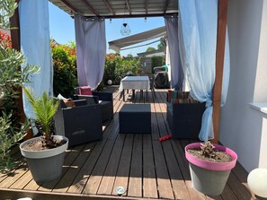 Outdoor dining - Zen Room in a Local Home – Shared Bathroom (Saint-Médard-de-Guizières)