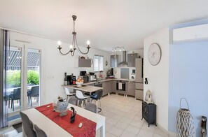 Dining - Zen Room in a Local Home – Shared Bathroom (Saint-Médard-de-Guizières)