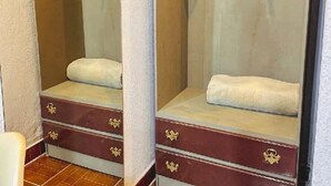 A room with a bed, a chest of drawers, and a mirror. - POUSADA ALL GREEN (Camanducaia)