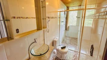 Superior Apartment, Garden View | Bilik Mandi | Pancuran mandi, pengering rambut, tuala disediakan, sabun