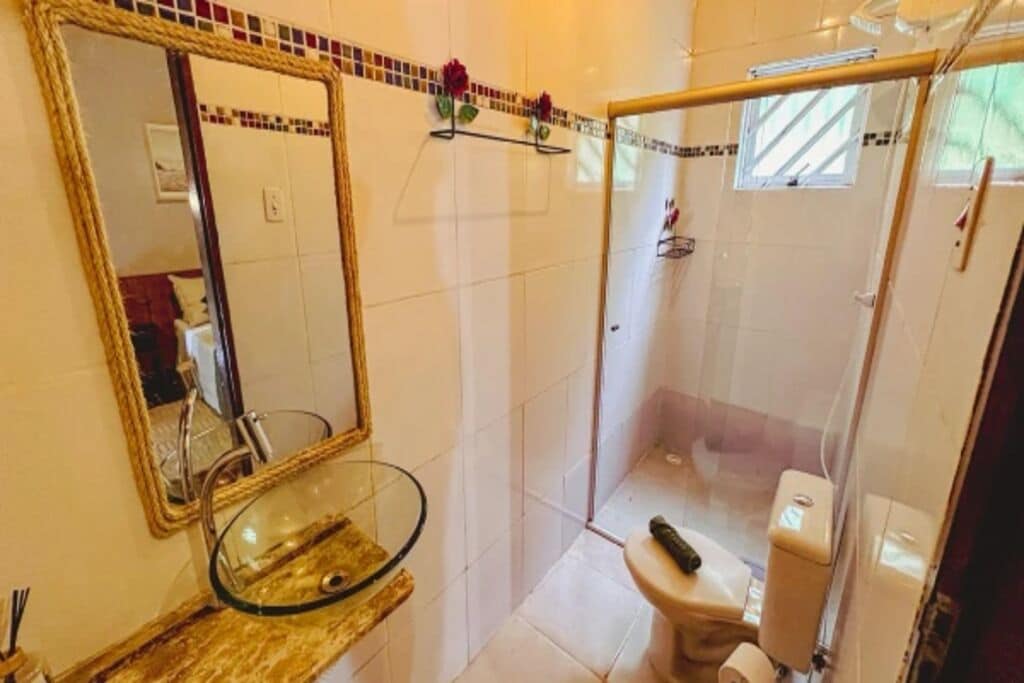 Ducha, secador de pelo, toallas, jabón