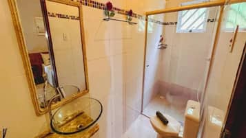 Ducha, secador de pelo, toallas, jabón