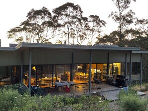 Outdoor dining - Tathra, bush retreat,  2 km from stunning  Sapphire coast beaches. Pet Friendly! (Chinnock)