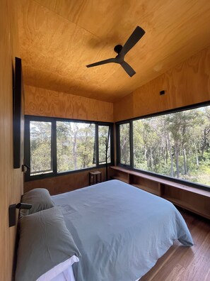 Room - Tathra, bush retreat,  2 km from stunning  Sapphire coast beaches. Pet Friendly! (Chinnock)