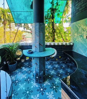 Habitación cuádruple superior, vista al jardín | Terraza o patio