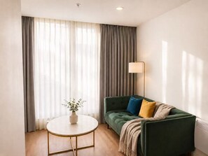 Living area - Swimming pool Resort family retreat in CBD (CBD)