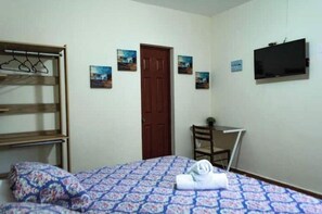 Tabla de planchar con plancha, wifi, ropa de cama