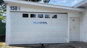 Eine weiße Garage mit der Nummer 158 und dem Schriftzug 'VILLA STAHL' auf der Tür.