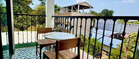 Estudio Deluxe, vistas a la ciudad | Restaurante al aire libre