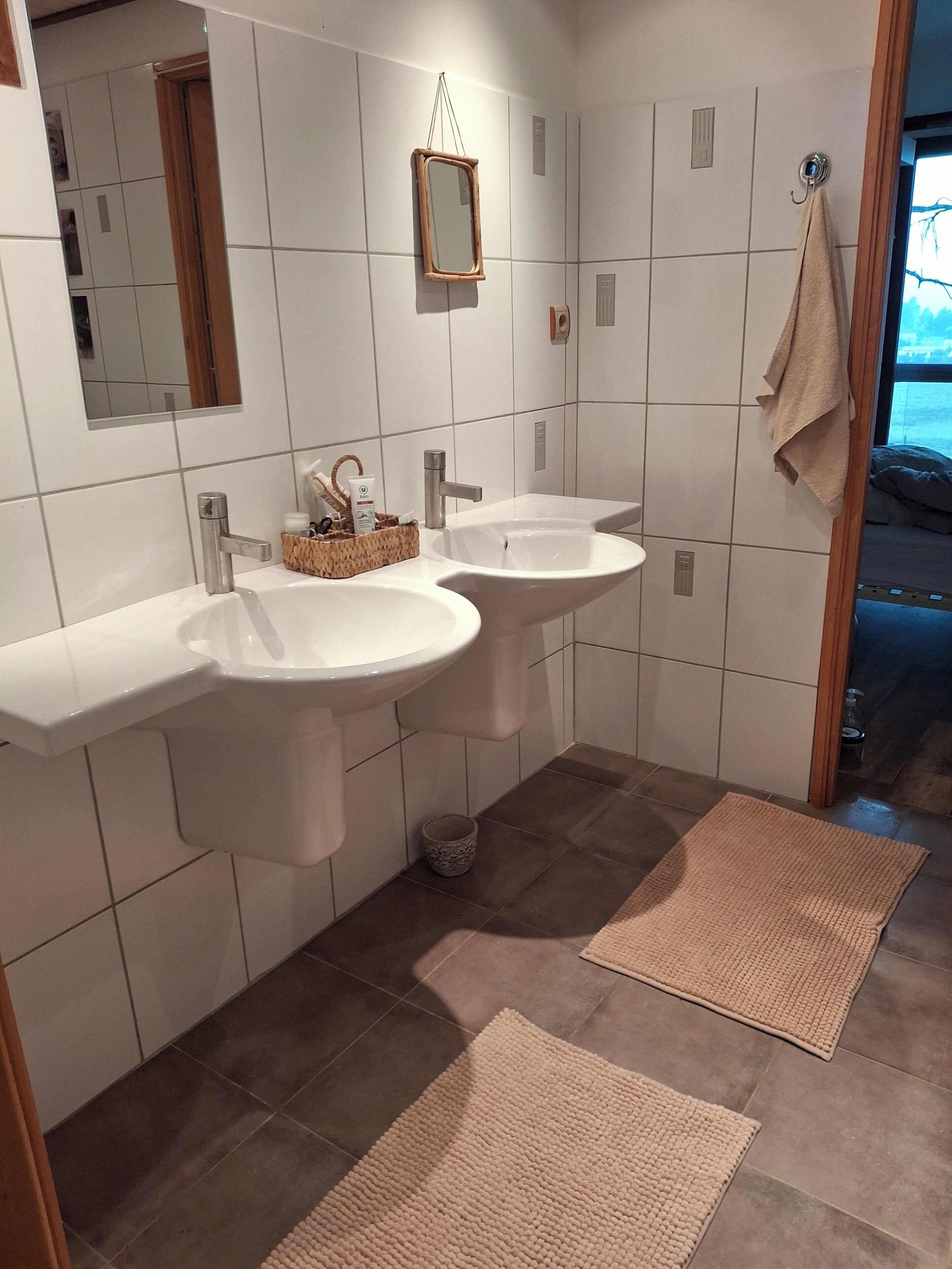 Sèche-cheveux, serviettes fournies, savon, papier toilette
