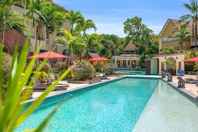 Top-Floor Couples Retreat at The Lakes Cairns Resort with Balcony, Pools and Secure Parking