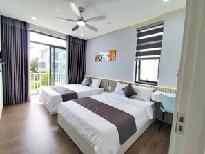 ห้องแฟมิลี่ดับเบิลหรือทวิน, ระเบียง | เครื่องนอนระดับพรีเมียม, ผ้านวมขนเป็ด, เตียงเมมโมรีโฟม, โต๊ะทำงาน