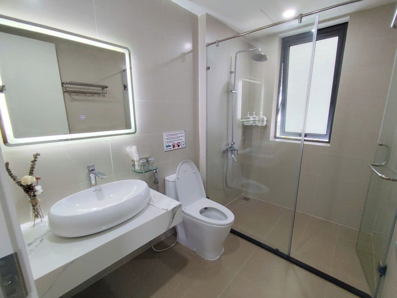 Luxury Double Room, Balcony, City View | Bathroom | Shower, hydromassage showerhead, slippers, towels