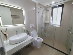 Luxury Double Room, Balcony, City View | Bathroom | Shower, hydromassage showerhead, slippers, towels - Minh Garden Homestay (Thanh Pho Hue)