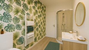 A bathroom with a shower, toilet, sink, and a towel rack. - Cosy air-conditioned apartment 5 minutes from the sea (Nice)