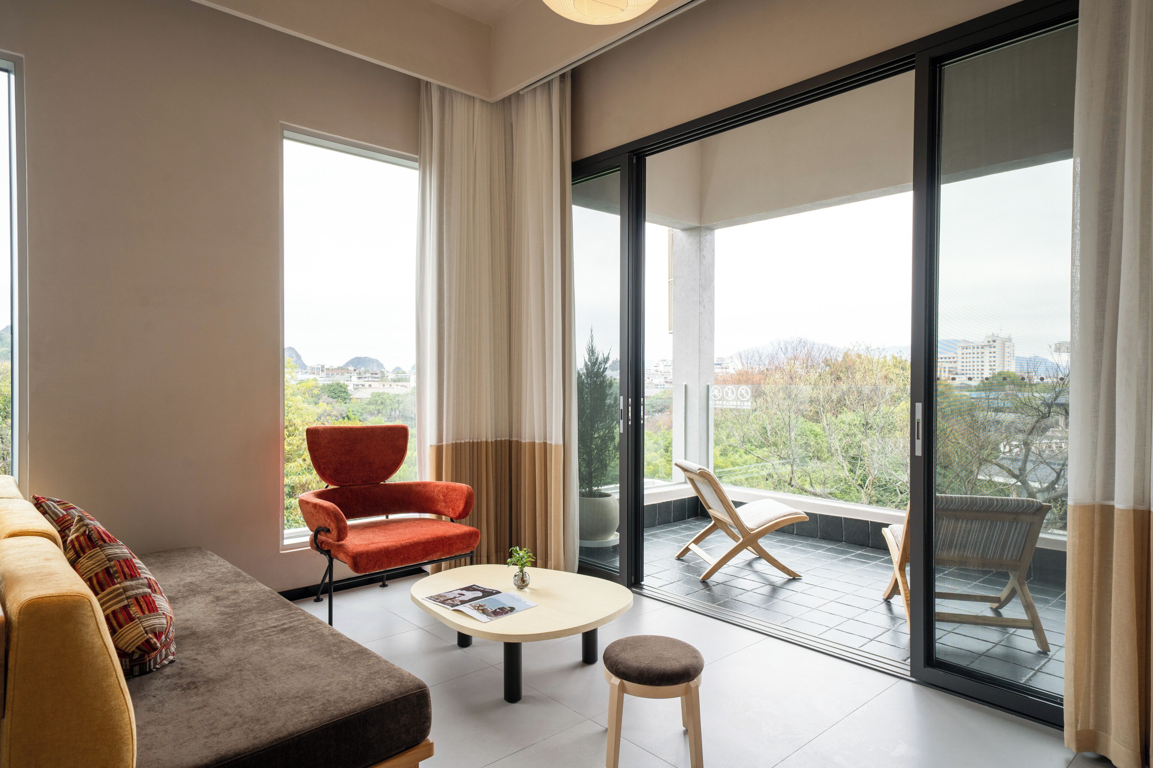 Studio Suite Superior, patio, pemandangan danau | Seprai katun Mesir, seprai premium, selimut bulu angsa, dan busa memori