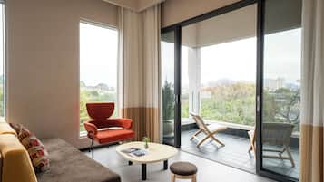 Studio Suite Superior, patio, pemandangan danau | Seprai katun Mesir, seprai premium, selimut bulu angsa, dan busa memori