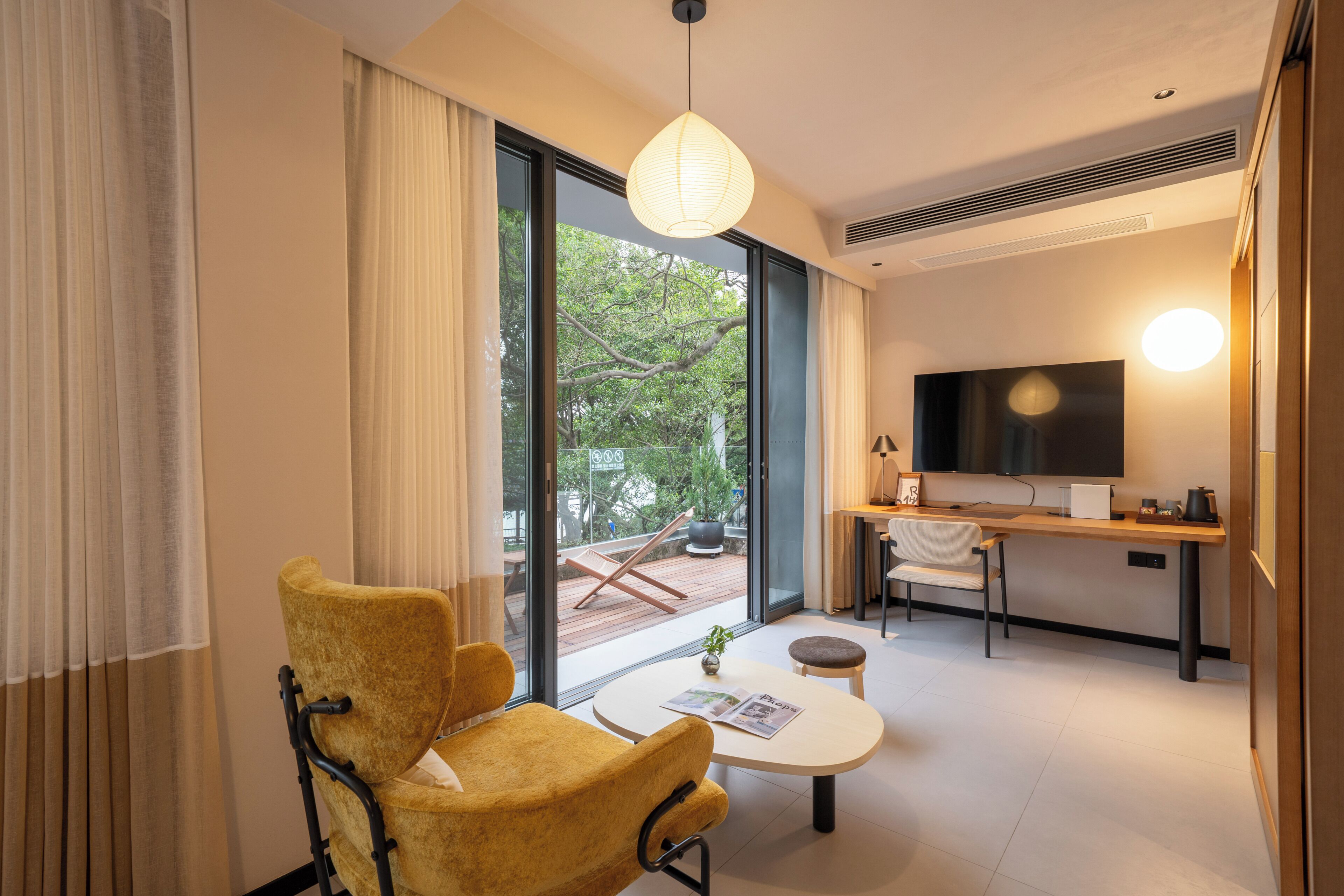Habitación superior con 2 camas individuales | Zona de estar | Una Smart TV, un altavoz inteligente, una pantalla de ordenador