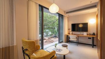 Habitación superior con 2 camas individuales | Zona de estar | Una Smart TV, un altavoz inteligente, una pantalla de ordenador