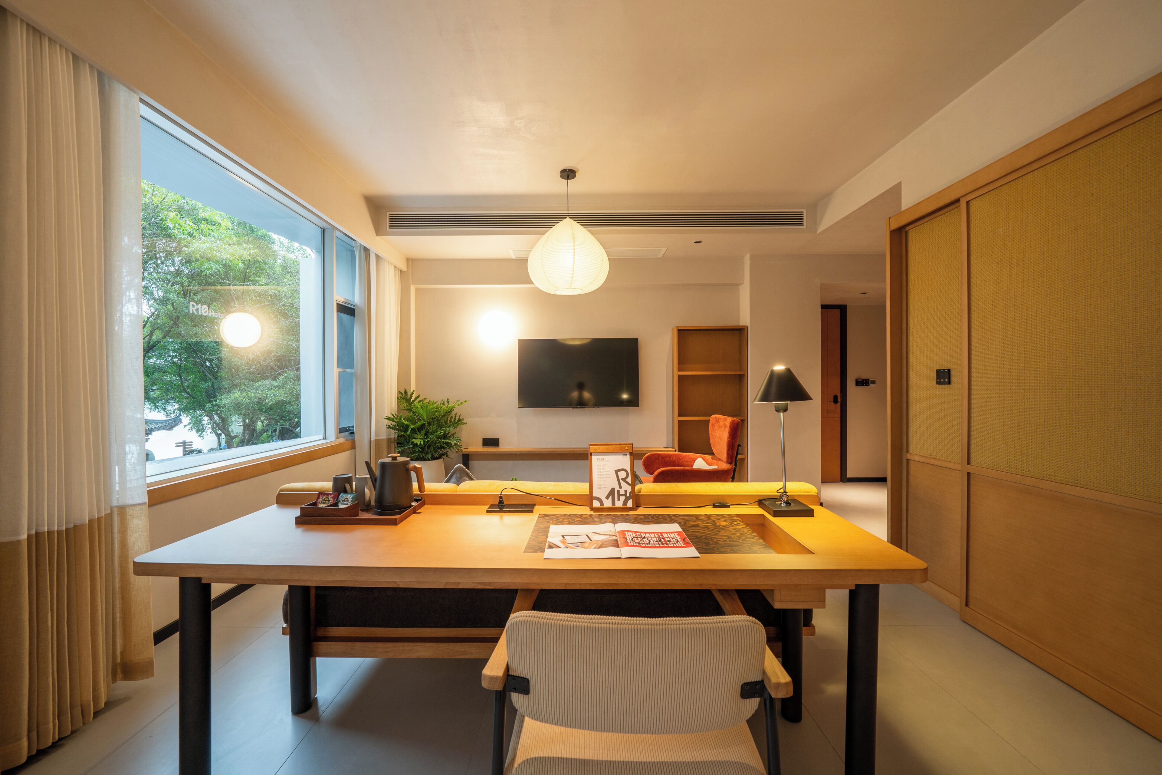 Habitación Grand con 1 cama doble o 2 individuales, varias camas | Zona de estar | Una Smart TV, un altavoz inteligente, una pantalla de ordenador