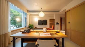 Habitación Grand con 1 cama doble o 2 individuales, varias camas | Zona de estar | Una Smart TV, un altavoz inteligente, una pantalla de ordenador