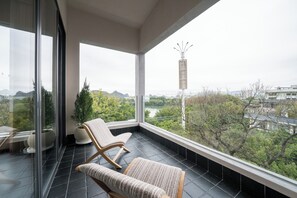 Superior studio suite, terras, uitzicht op meer | Terras