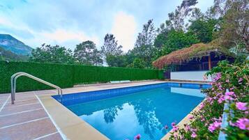 8 outdoor pools