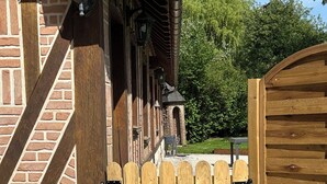 A wooden gate with a brick wall and stone foundation. - Charming country cottage with fireplace near Rouen and the Normandy coast (Auzouville-l'Esneval)