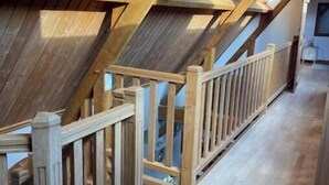 A wooden staircase with a railing, leading to an upper floor with a sloped ceiling. - Charming country cottage with fireplace near Rouen and the Normandy coast (Auzouville-l'Esneval)