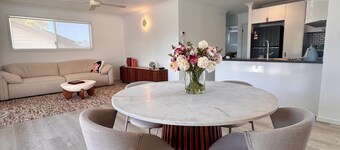 Stylish Private 2BR Guest Suite Near Beach, Cafés & Creek