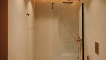 Habitación triple | Baño | Regadera, secadora de cabello, toallas, jabón
