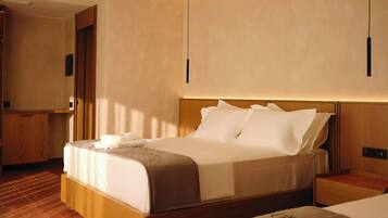 Triple Room | Peti besi dalam bilik, meja, Wi-fi percuma