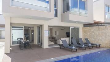 Villa, 4 Bedrooms, Private Pool, Garden View | Outdoor dining