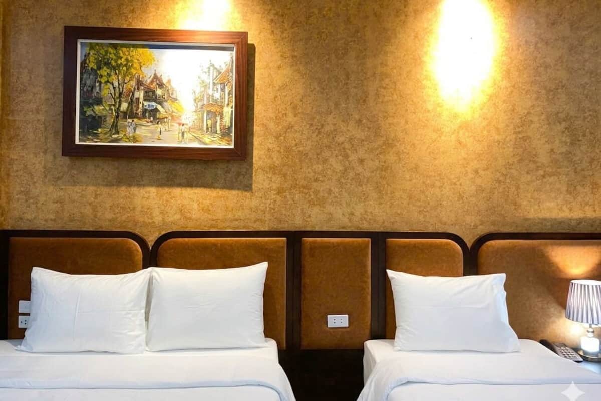 Deluxe Family Suite Room | Desk, laptop workspace, free WiFi