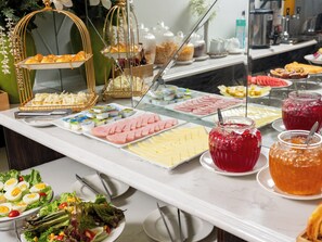 Un bufé con diversos alimentos y bebidas.
