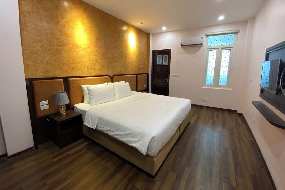 Classic Suite 1 Bedroom Internal Window | Desk, laptop workspace, free WiFi