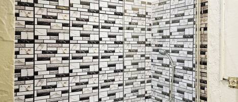 Serviettes fournies, papier toilette