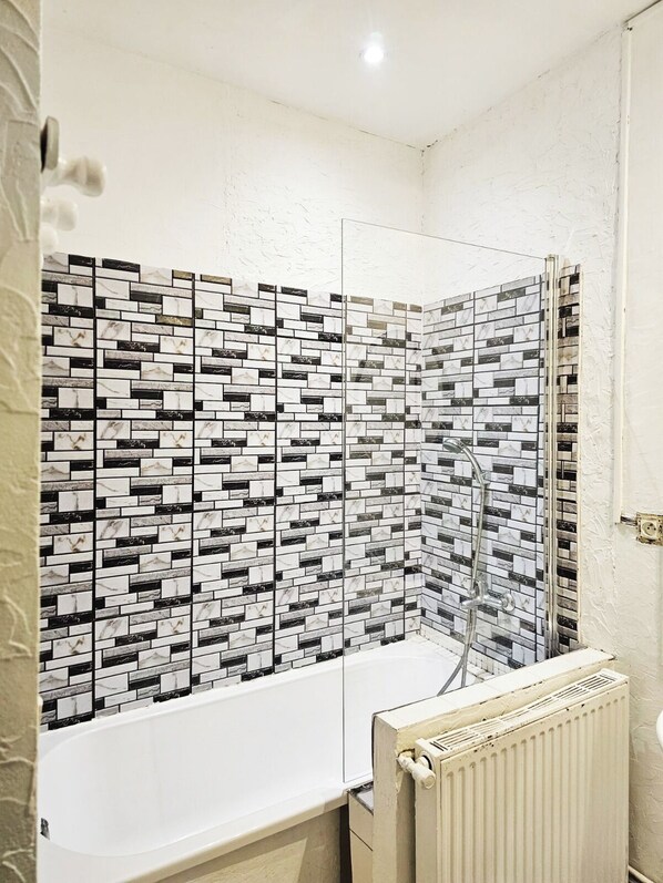 Serviettes fournies, papier toilette
