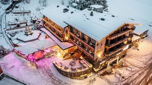 Un edificio cubierto de nieve con un amplio espacio al aire libre y un escenario.