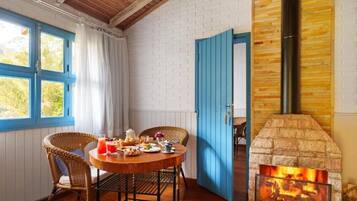 Deluxe Chalet, Lake View | Dining