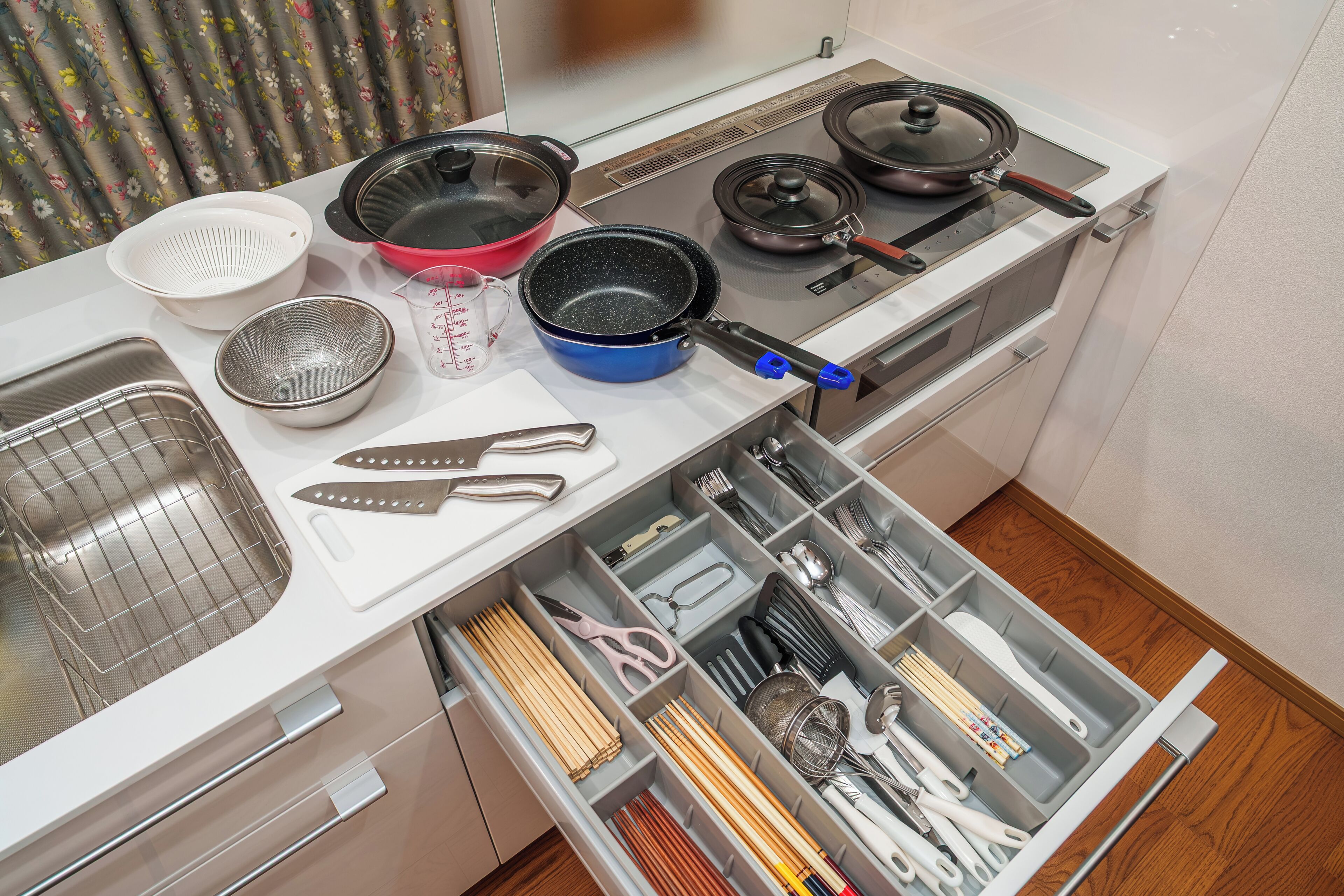 ハウス マウンテンビュー | 専用キッチン | 小型冷蔵庫、電子レンジ、炊飯器、調理器具と食器