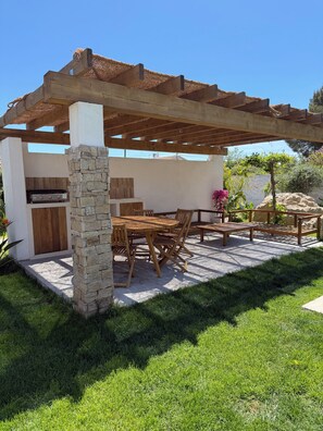 Outdoor dining - Tropical-style house (La Seyne-sur-Mer)