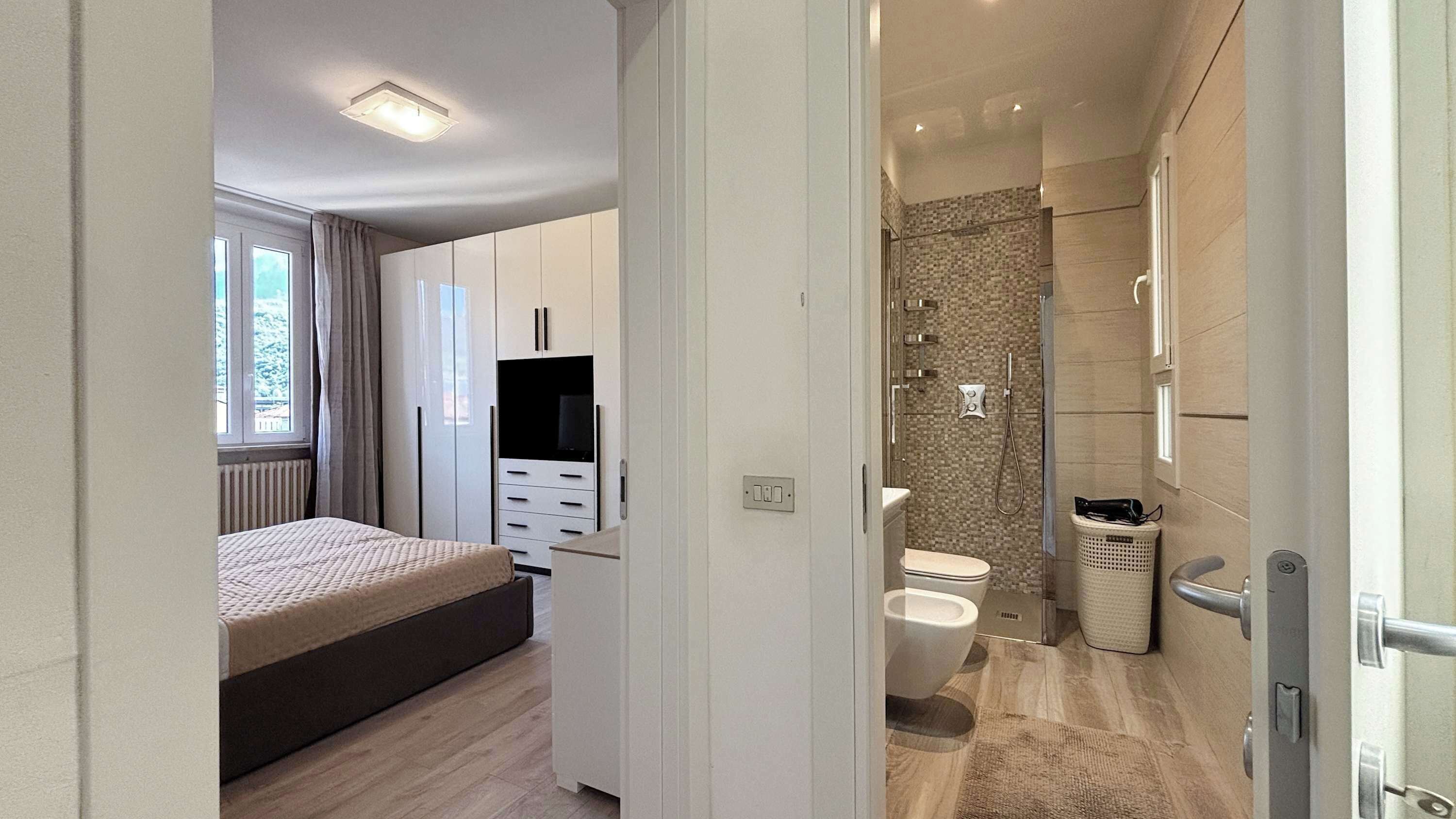 Een douche, een haardroger, handdoeken